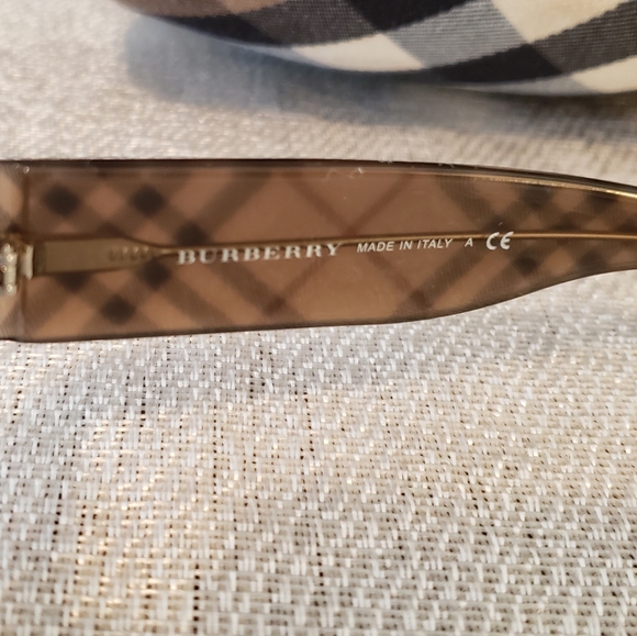 Burberry Unisex Sunglasses. - Picture 2 of 6
